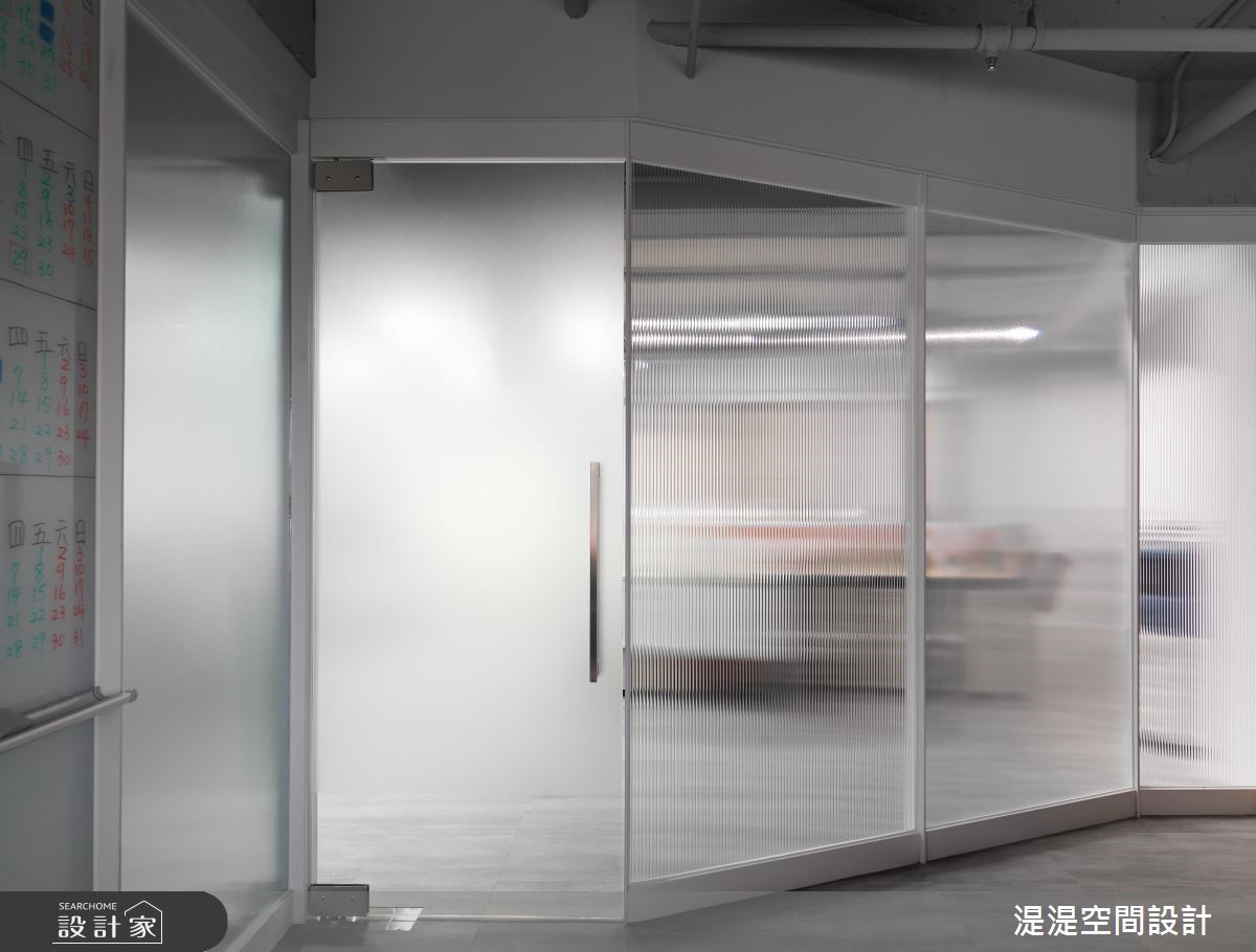 40 坪現代風空間 ,設計師在一個月內的施工期限內,透