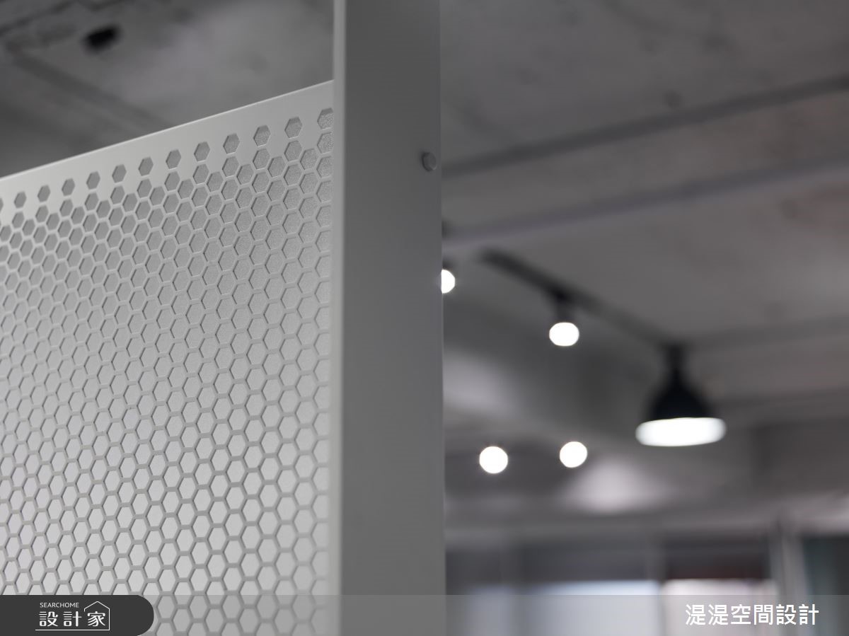 40 坪現代風空間 ,設計師在一個月內的施工期限內,透