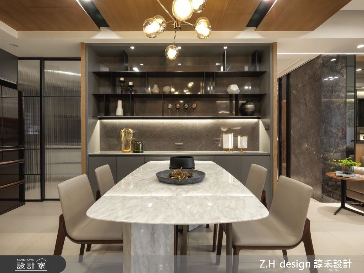 餐廳則以黑色鐵件、仿石材搭配出兼具展示功能備餐櫃,並藉質材映照延伸空間感。 餐廳則以黑色鐵件、仿石材搭配出兼具展示功能備餐櫃,並藉質材映照延伸空間感。