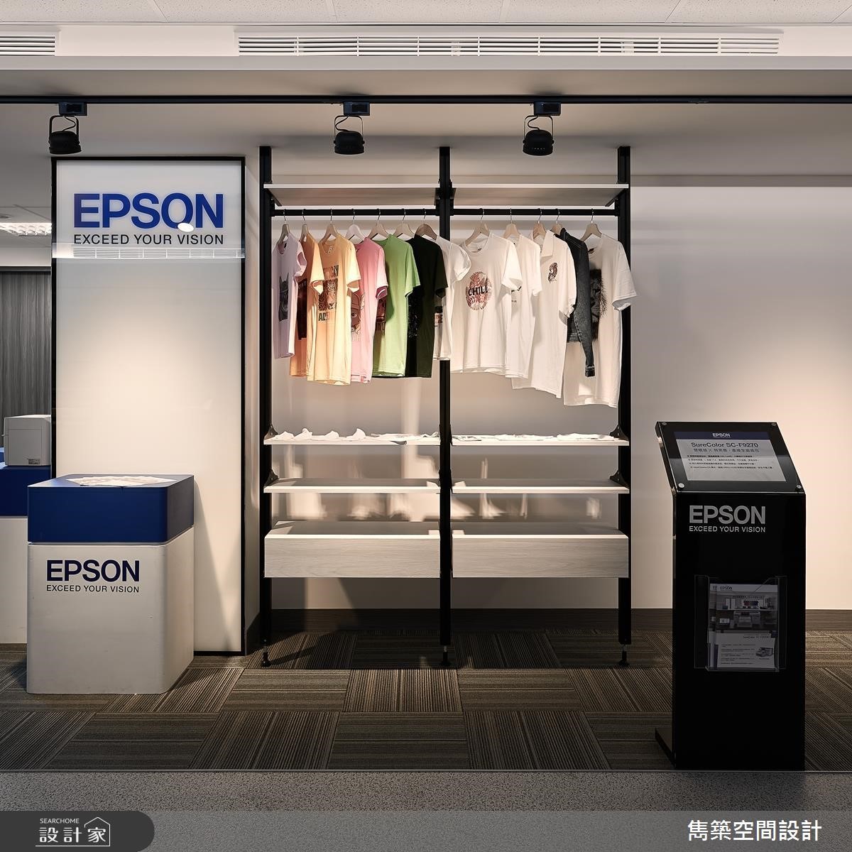 100 坪的現代風商空,為 EPSON 的展售中心,設計師透