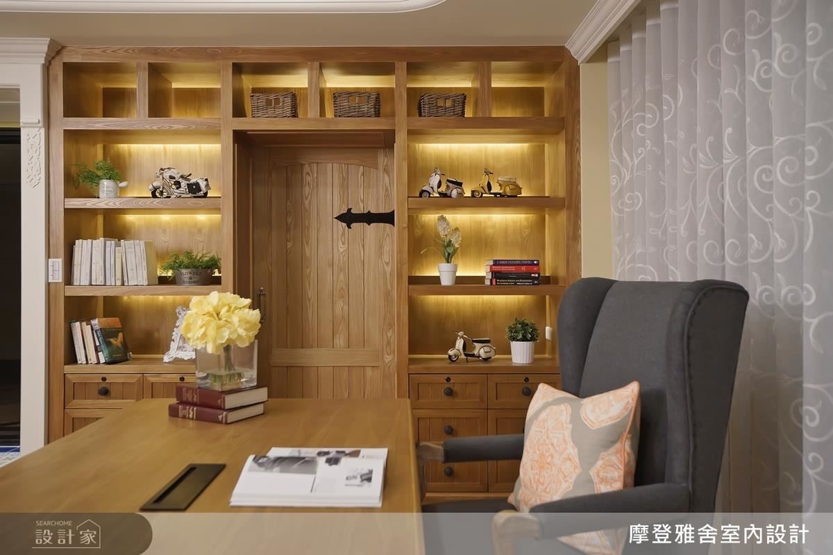 書房以溫潤木頭鋪陳鄉村古堡風味,並於展示櫃牆隱藏儲藏空間。 書房以溫潤木頭鋪陳鄉村古堡風味,並於展示櫃牆隱藏儲藏空間。