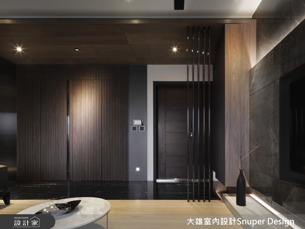 深色調的木紋與石材交織出沉穩、大器的非凡宅邸,空間