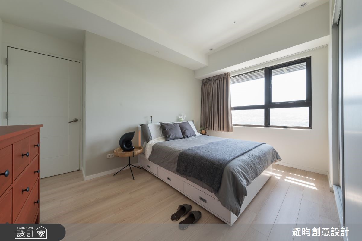 22 坪住宅,設計師透過簡約的線條筆觸,佐以手感木紋