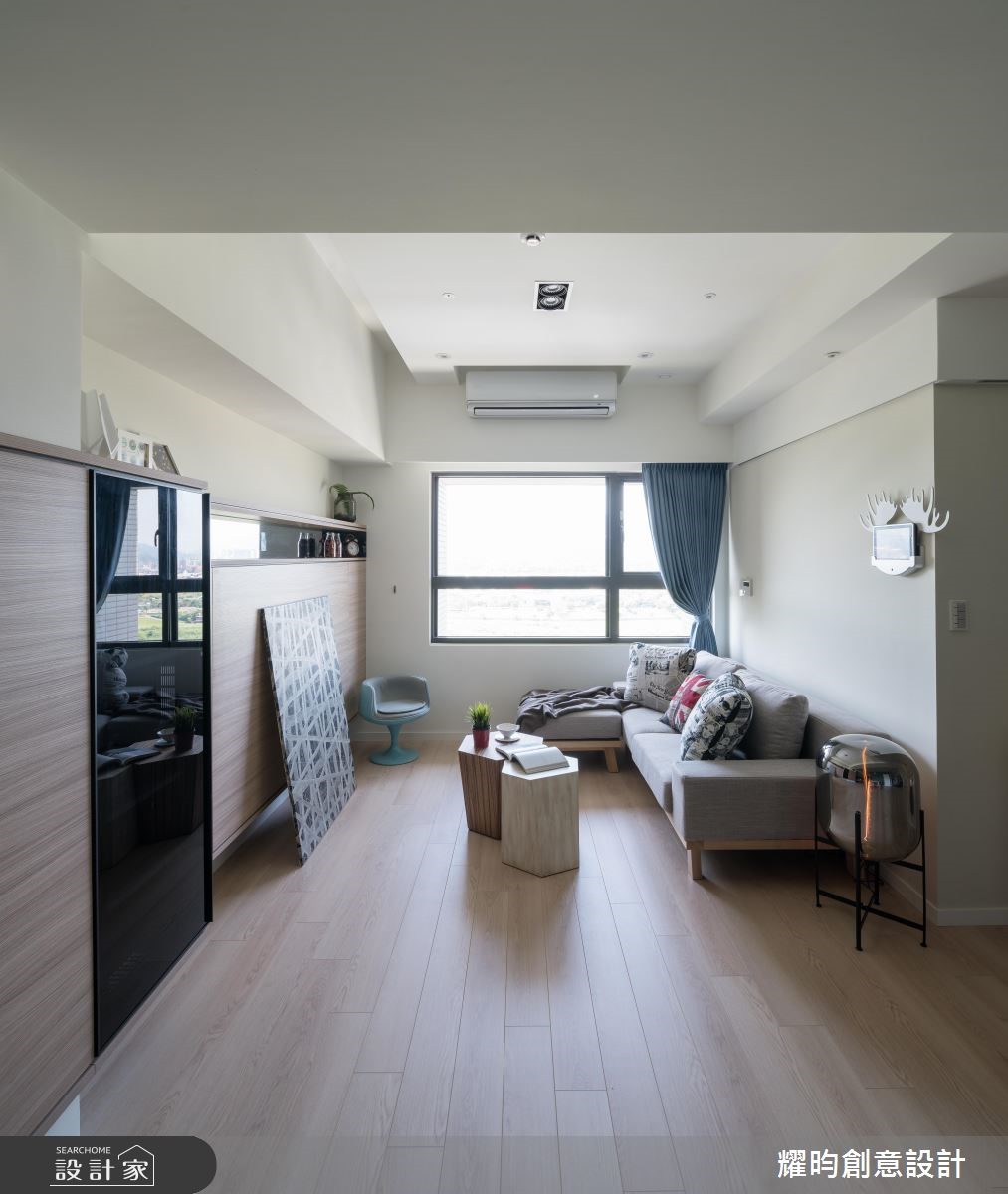 22 坪住宅,設計師透過簡約的線條筆觸,佐以手感木紋