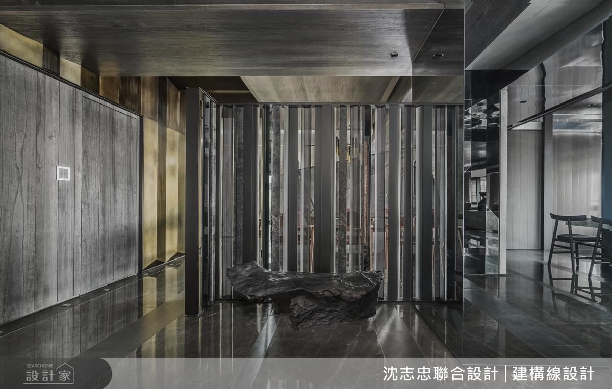 玄關屏風運用鐵件、石材等,以不規則交錯排序,營造穿透性反射與虛實難辨的氛圍,兼具界定場域之作用。 玄關屏風運用鐵件、石材等,以不規則交錯排序,營造穿透性反射與虛實難辨的氛圍,兼具界定場域之作用。