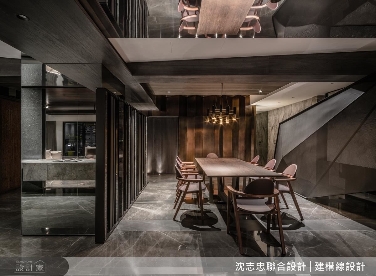 餐廳廊道壁面,採用鋁板藉由燈光的折射下,展現材質交錯面貌,而異材質的搭配徹底表達視覺衝突的設計美感。 餐廳廊道壁面,採用鋁板藉由燈光的折射下,展現材質交錯面貌,而異材質的搭配徹底表達視覺衝突的設計美感。