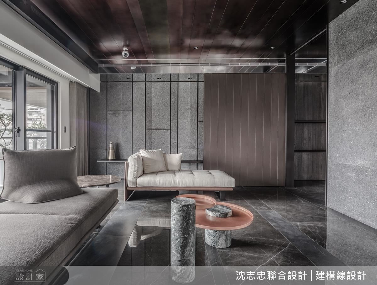 為避免材質所產生的厚重感,設計師利用反射原理減輕視覺重量,進而在書桌牆採用鍍鈦板,同時隱藏木作及鐵件,達到舉重若輕的視覺感受。 為避免材質所產生的厚重感,設計師利用反射原理減輕視覺重量,進而在書桌牆採用鍍鈦板,同時隱藏木作及鐵件,達到舉重若輕的視覺感受。