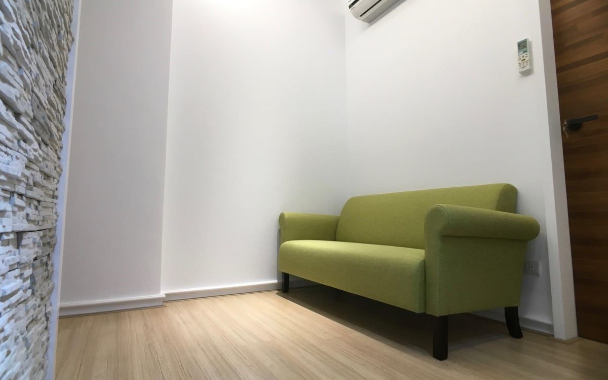 圓潤的身形展現經典復古風尚,屬於小型沙發款式,適用於書房、起居室空間。(小梅根沙發) 圓潤的身形展現經典復古風尚,屬於小型沙發款式,適用於書房、起居室空間。(小梅根沙發)