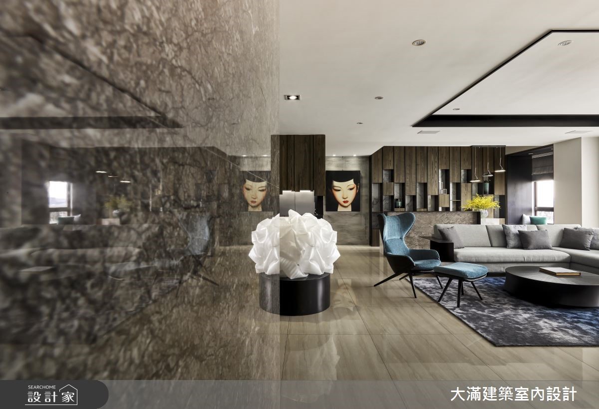 百坪大宅裡容納三代同堂的幸福一家人,以現代風的裝修