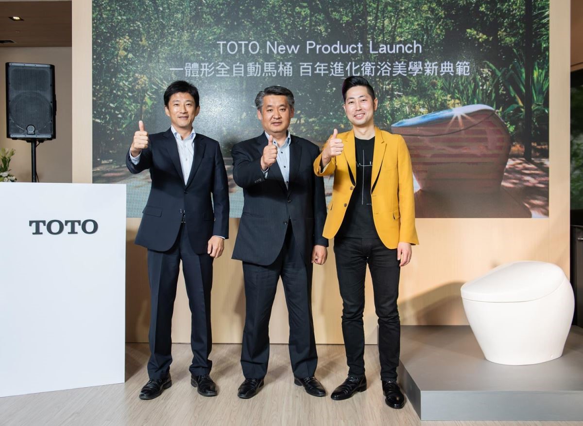 TOTO 台灣東陶總經理戶田勝也先生(中)、企劃本部本部長 井手伸一先生(左)及 TOTO 株式會社 設計本部 設計師 吉岡佑二先生,一同現身 TOTO NEOREST NX 記者會。 TOTO 台灣東陶總經理戶田勝也先生(中)、企劃本部本部長 井手伸一先生(左)及 TOTO 株式會社 設計本部 設計師 吉岡佑二先生,一同現身 TOTO NEOREST NX 記者會。
