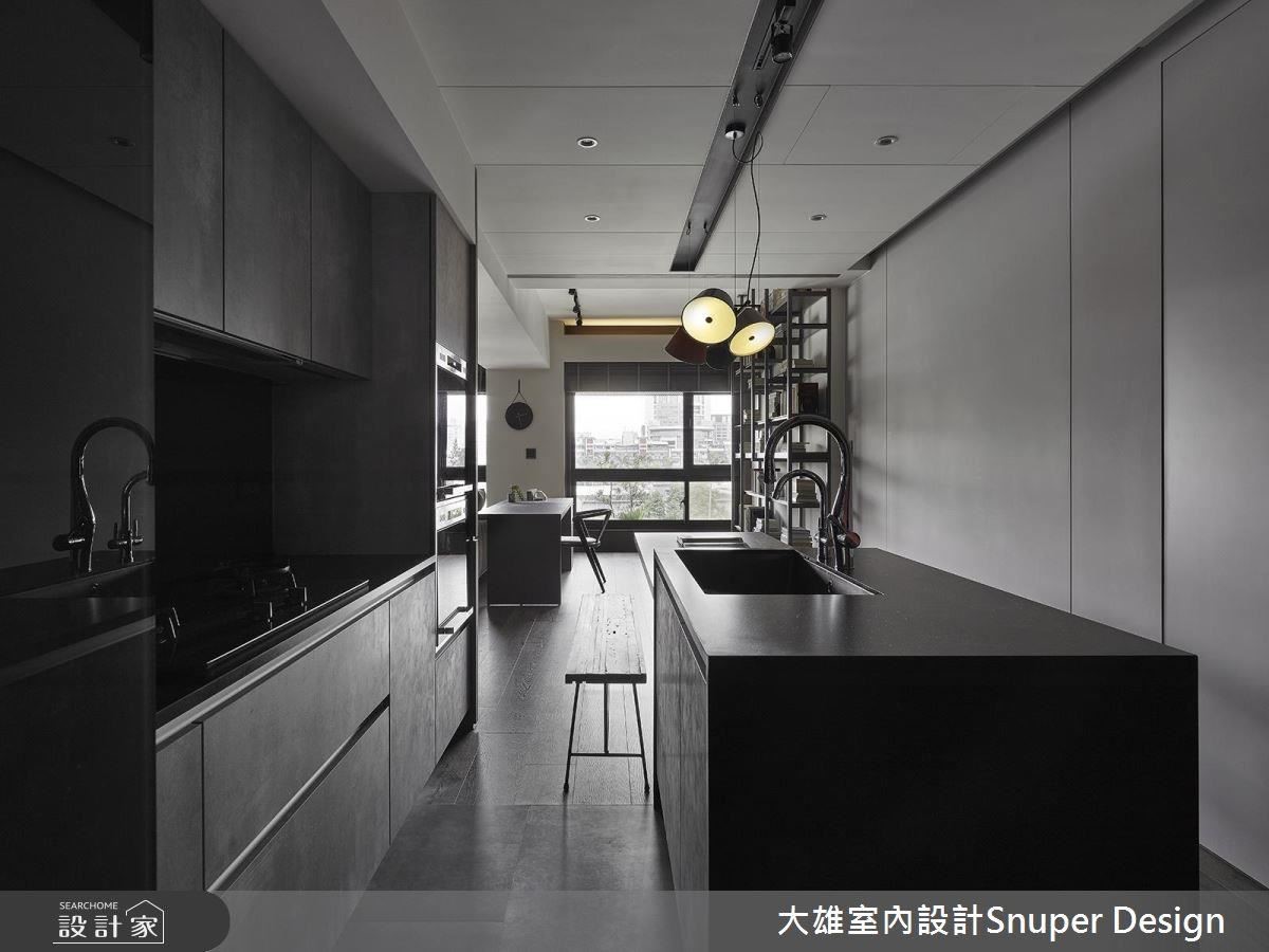 墨黑色的家具,綻露屋主不凡的美學,更讓廚房具備工業風底蘊的時髦感。 墨黑色的家具,綻露屋主不凡的美學,更讓廚房具備工業風底蘊的時髦感。