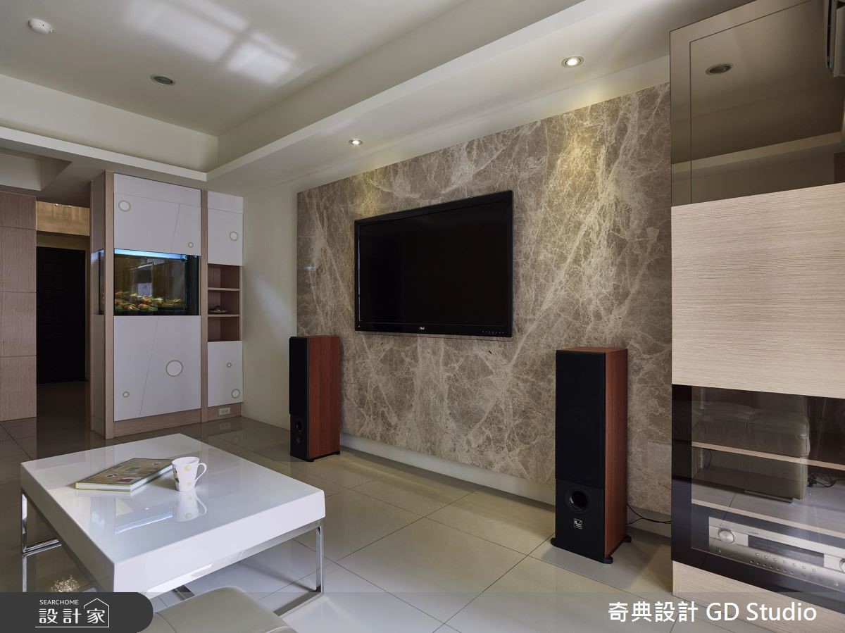 25 坪的休閒風住宅,原客廳存在沙發背牆過短的問題、