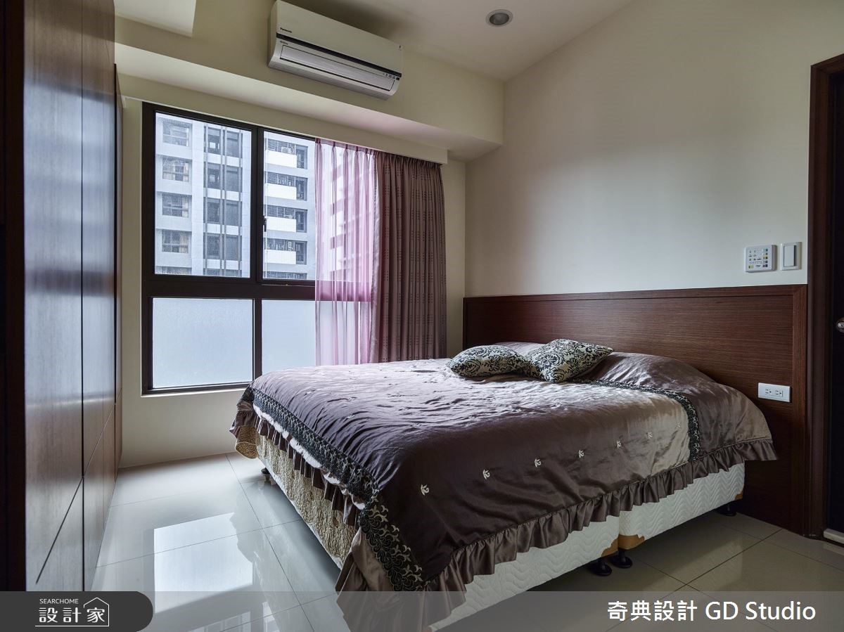 25 坪的休閒風住宅,原客廳存在沙發背牆過短的問題、