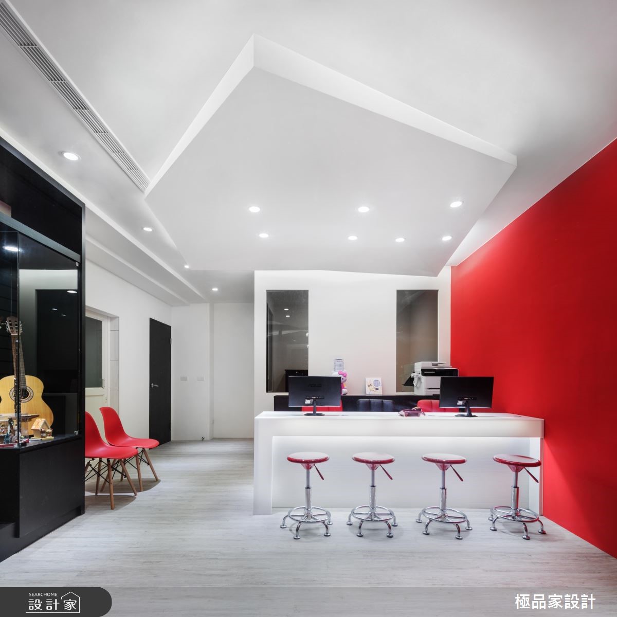 60 坪的商業空間,作為音樂教室使用,設計師利用明快