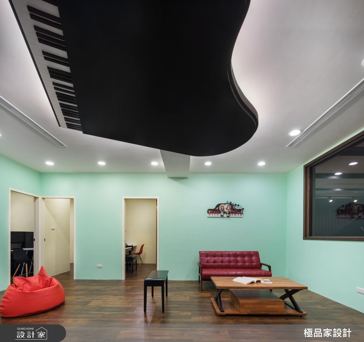 60 坪的商業空間,作為音樂教室使用,設計師利用明快