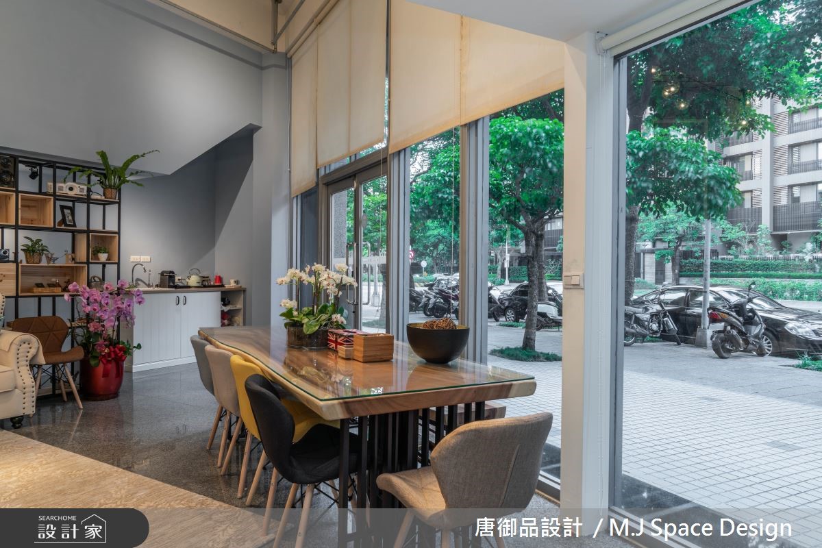 14 坪的不規則形中古屋,設計師善用既有條件,呈現活