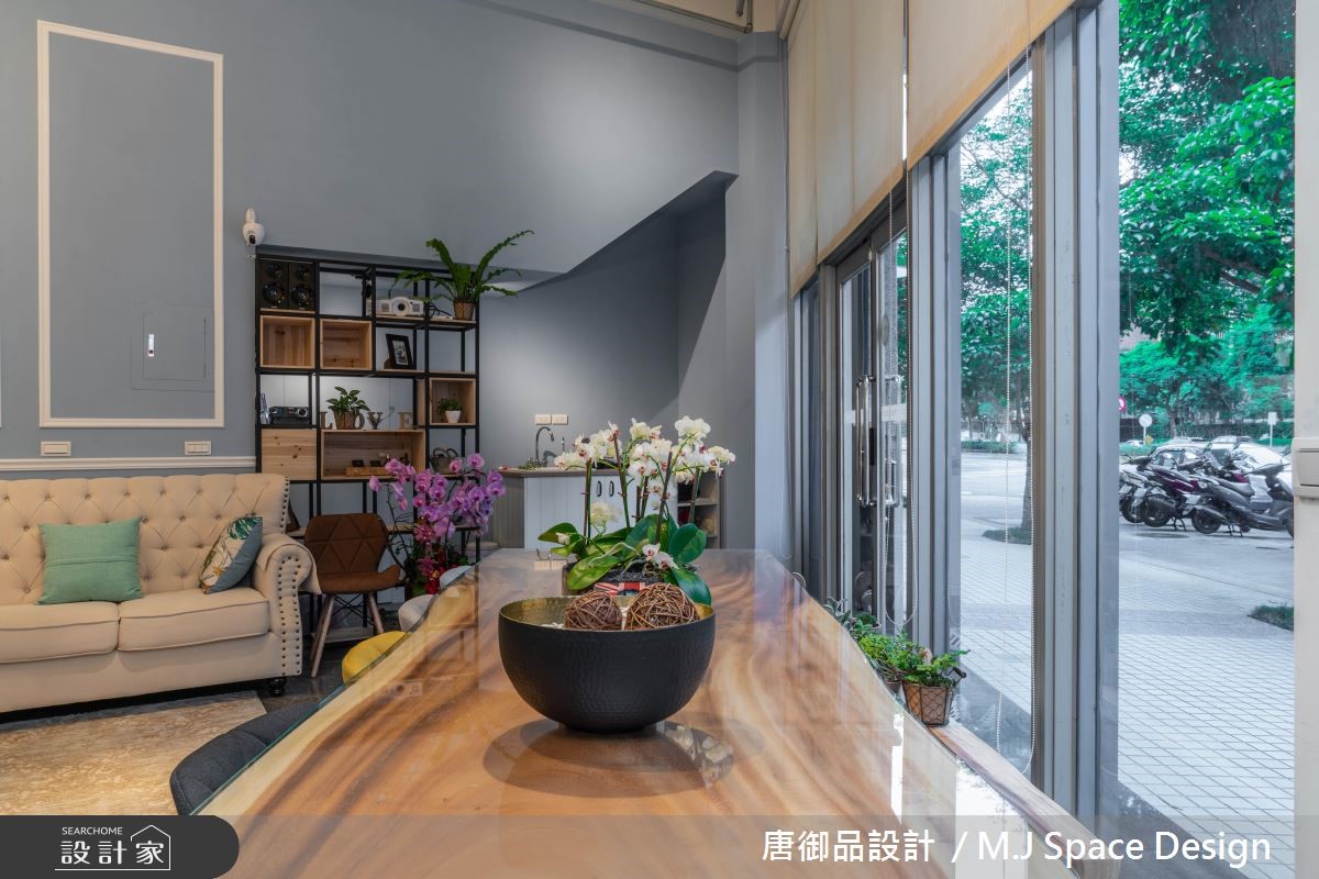 14 坪的不規則形中古屋,設計師善用既有條件,呈現活
