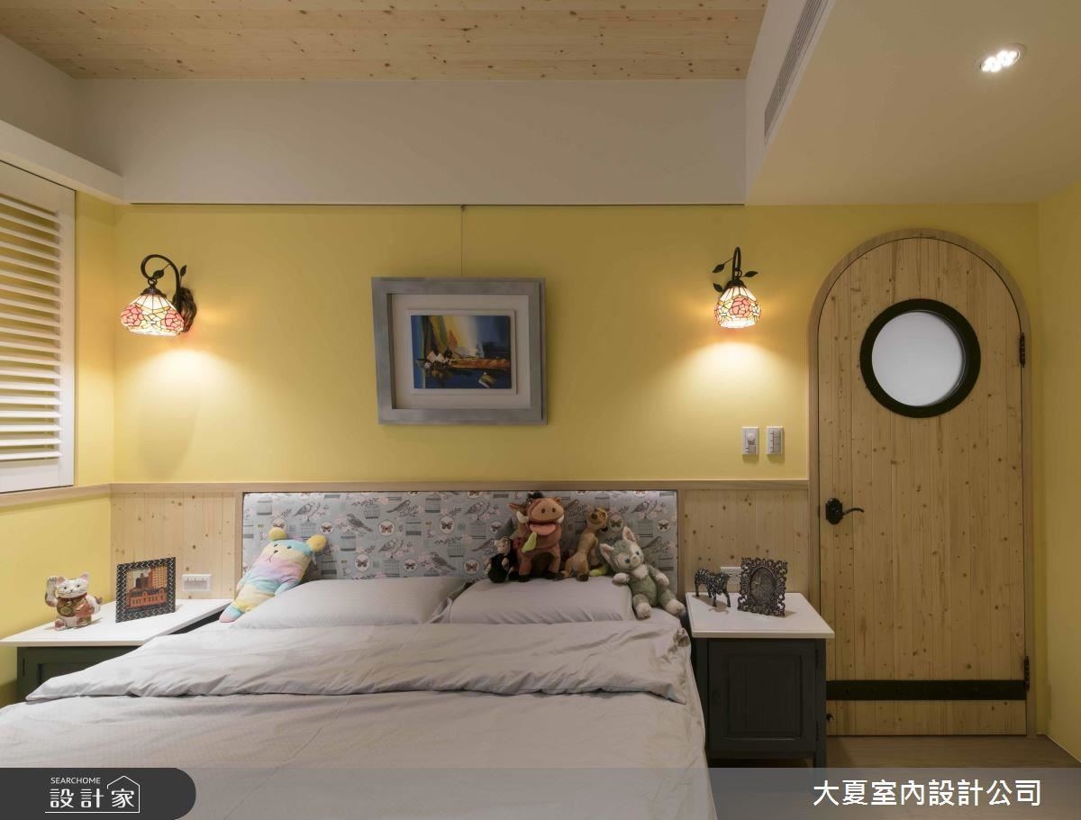次臥以黃色為基底,結合床頭背牆彩繪玻璃壁燈,展現女兒的浪漫情懷。 次臥以黃色為基底,結合床頭背牆彩繪玻璃壁燈,展現女兒的浪漫情懷。