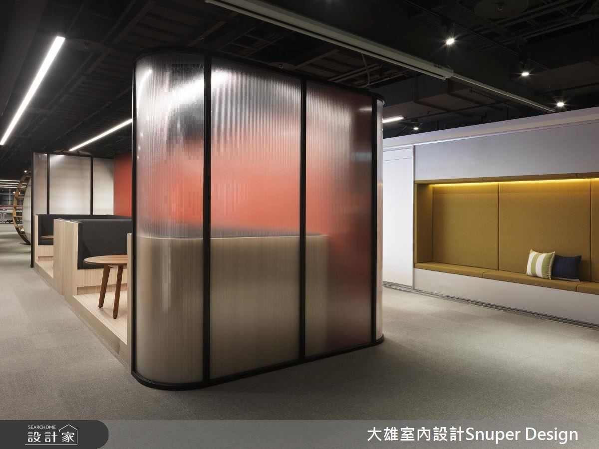 半穿透隔板設計,讓空間保持開闊,也能保有個人隱私,作為不同場域界定。 半穿透隔板設計,讓空間保持開闊,也能保有個人隱私,作為不同場域界定。