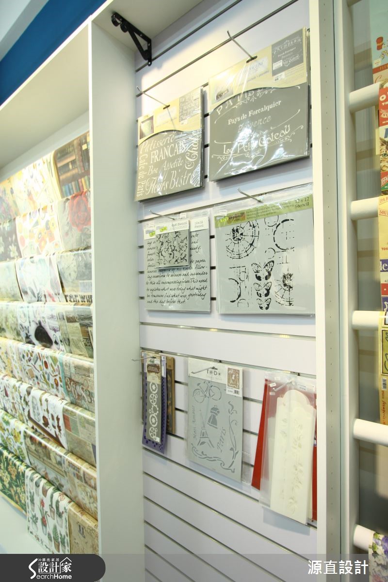 40 坪商業空間為紙藝拼貼工作室,以藍、白兩色呈現店