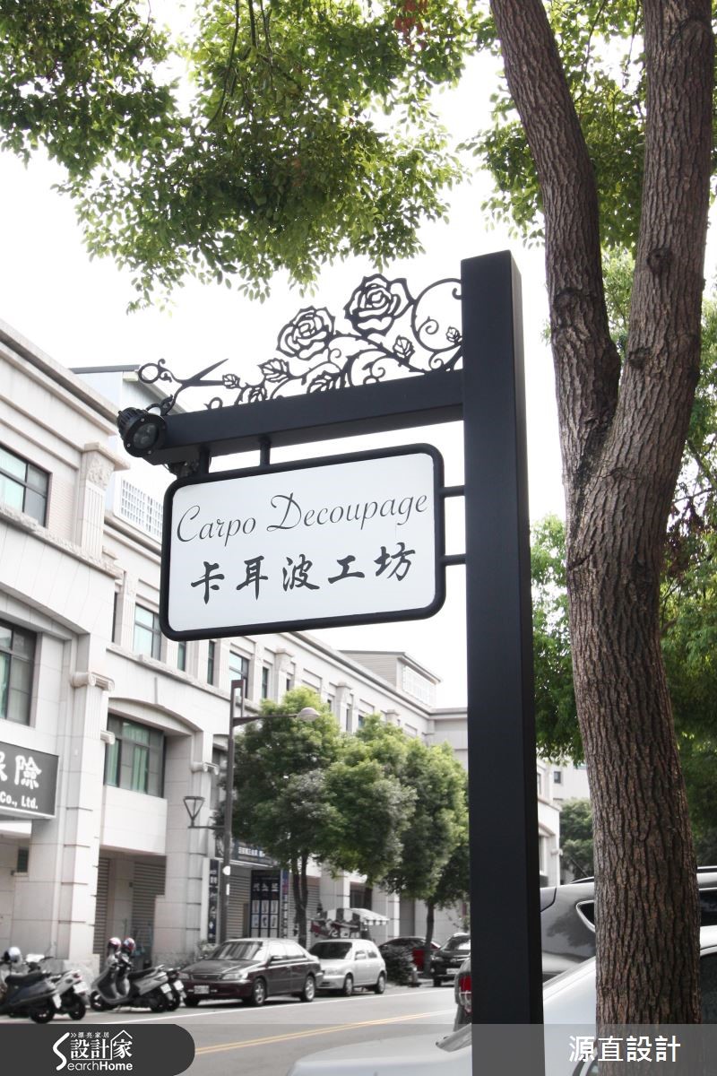 40 坪商業空間為紙藝拼貼工作室,以藍、白兩色呈現店