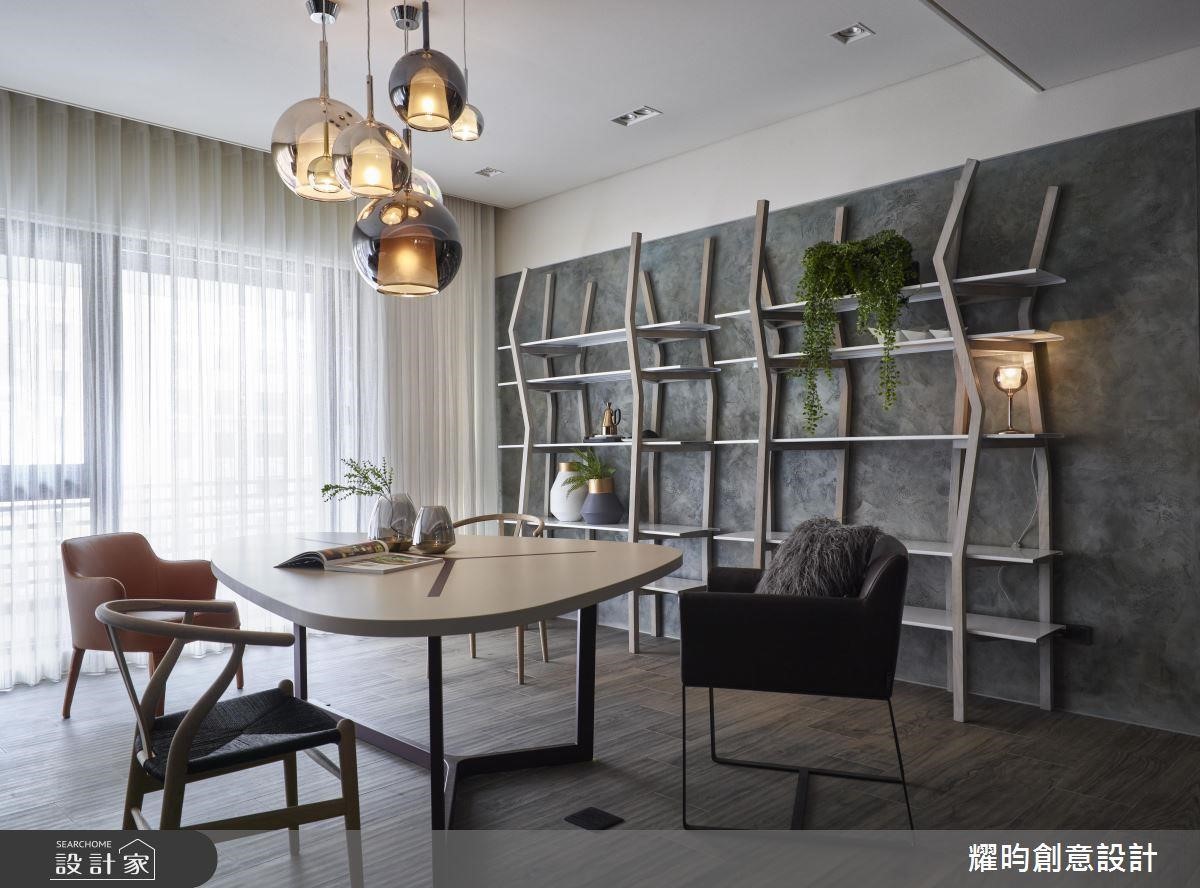 層架的柱體故意做出折角變化,成為空間中的視覺焦點,建議展示擺放的物品不要過多,以利於突顯層架本身的折角線條。 層架的柱體故意做出折角變化,成為空間中的視覺焦點,建議展示擺放的物品不要過多,以利於突顯層架本身的折角線條。
