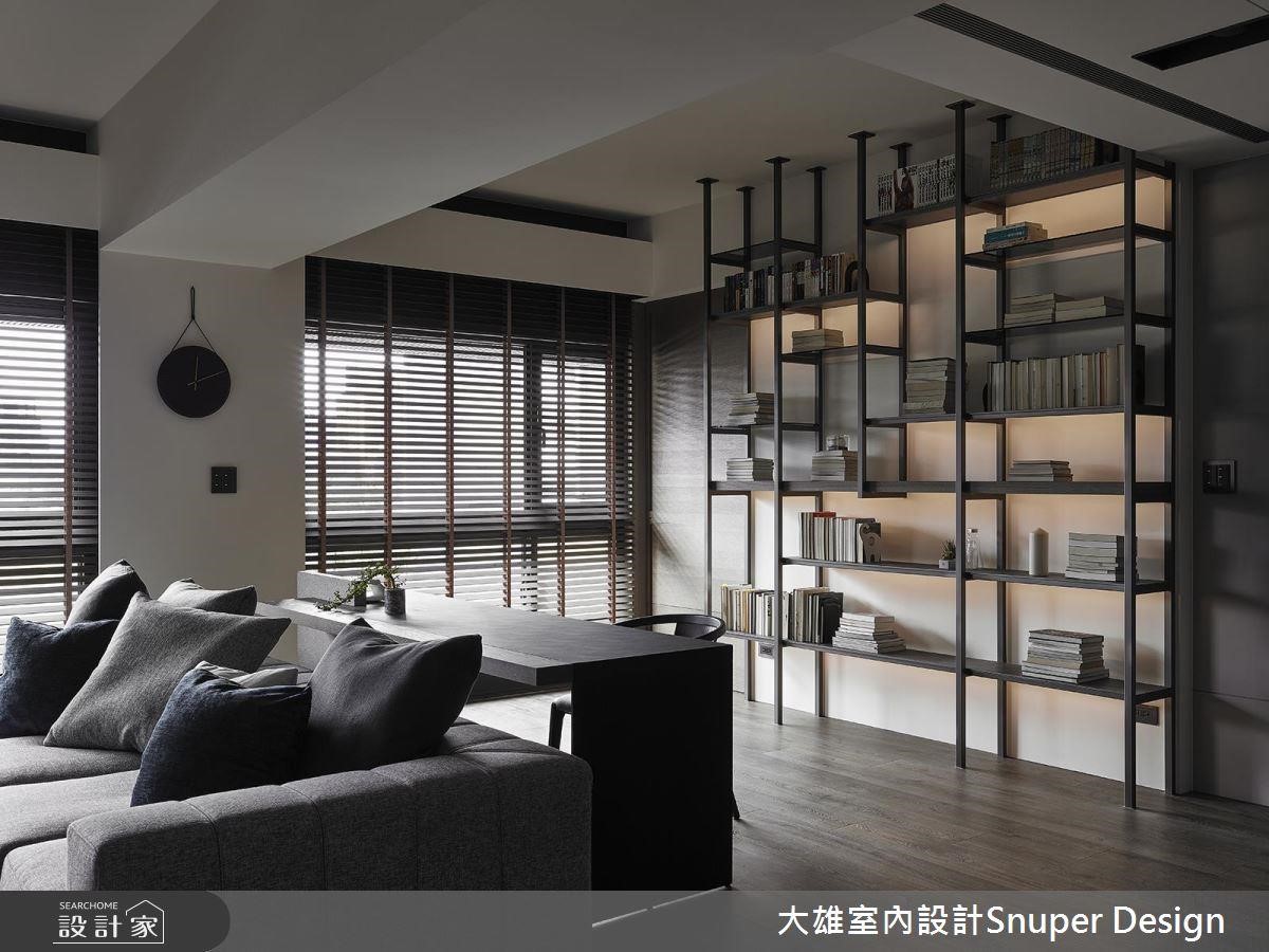 鐵件與層板構成的書架相當俐落有型,不同的高度與大小,提供了各種尺寸的書本收納需求。 鐵件與層板構成的書架相當俐落有型,不同的高度與大小,提供了各種尺寸的書本收納需求。