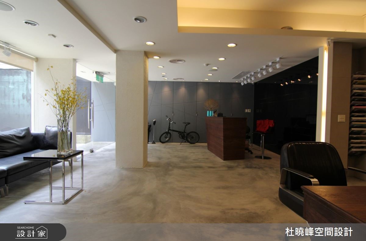 位於熱鬧的巷弄裡,將多年的老屋翻新成時髦的工業風髮