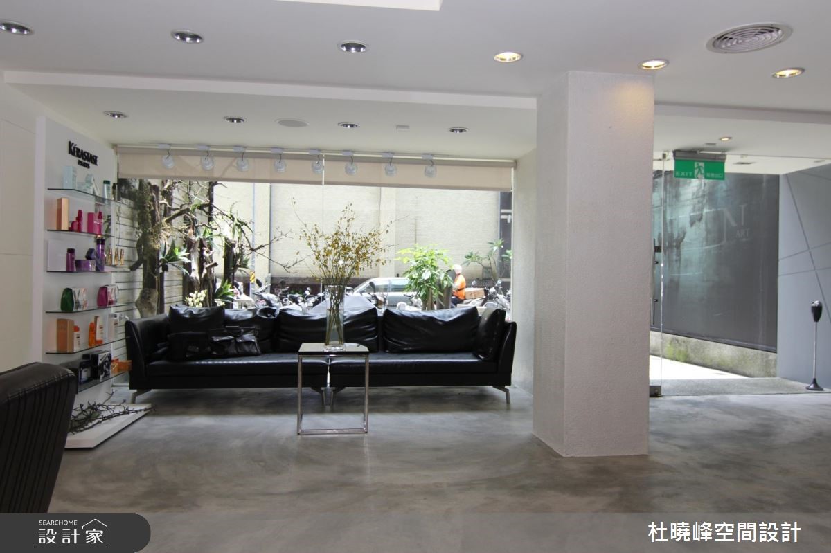 位於熱鬧的巷弄裡,將多年的老屋翻新成時髦的工業風髮