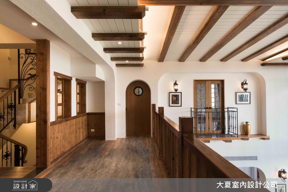 100 坪的挑高透天別墅,山型的屋頂呼應窗外的山景,酒