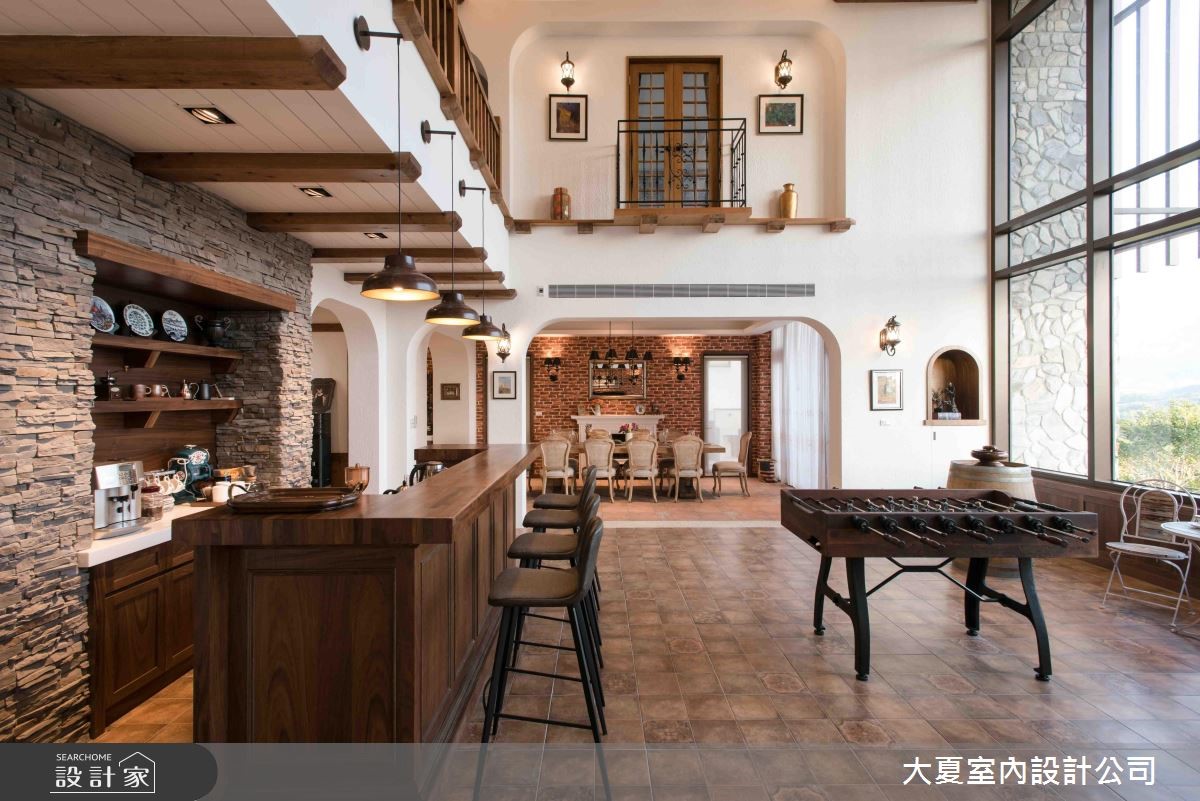 100 坪的挑高透天別墅,山型的屋頂呼應窗外的山景,酒