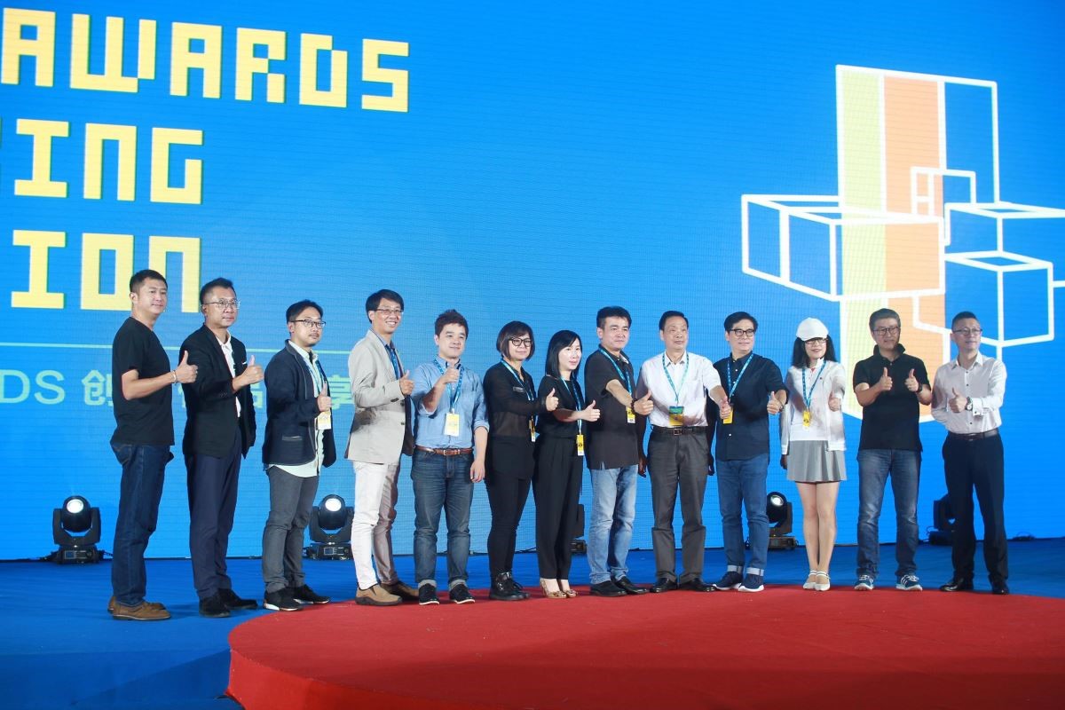 入圍艾奇獎的台灣企業代表與評審在台上合照。 入圍艾奇獎的台灣企業代表與評審在台上合照。