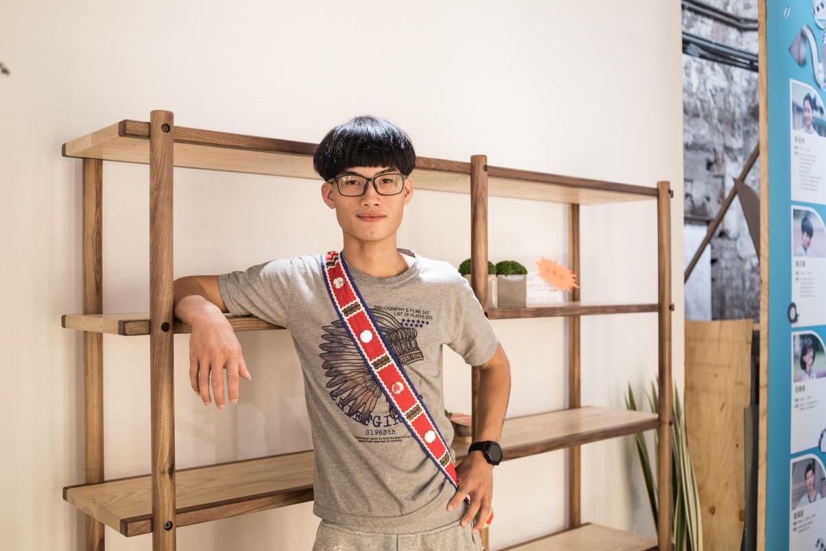 劉玉帛同學今年21歲,已經有2年在系統櫃廠商工作的經驗,回到偏鄉照顧父母後,希望未來能繼續留在花蓮打拼。 劉玉帛同學今年21歲,已經有2年在系統櫃廠商工作的經驗,回到偏鄉照顧父母後,希望未來能繼續留在花蓮打拼。