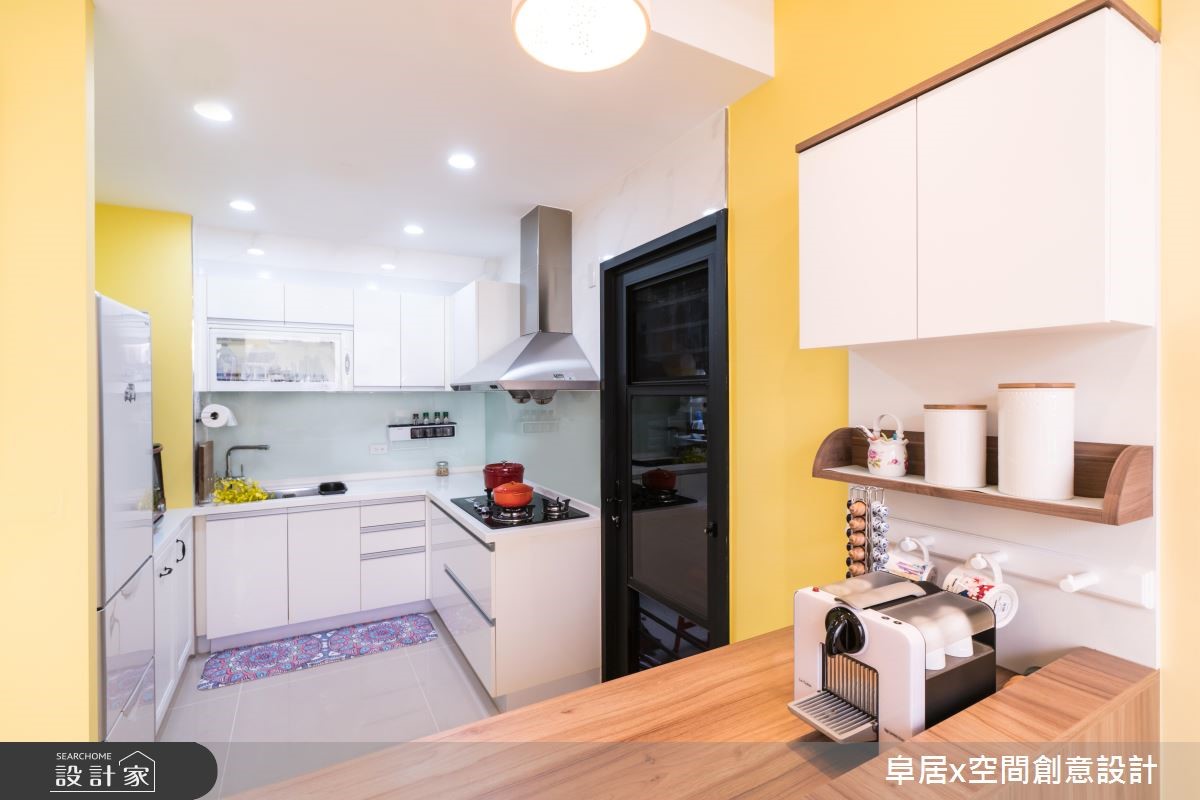 30 坪的鄉村宅,住著一對恩愛夫妻與兩個孩子,老公完