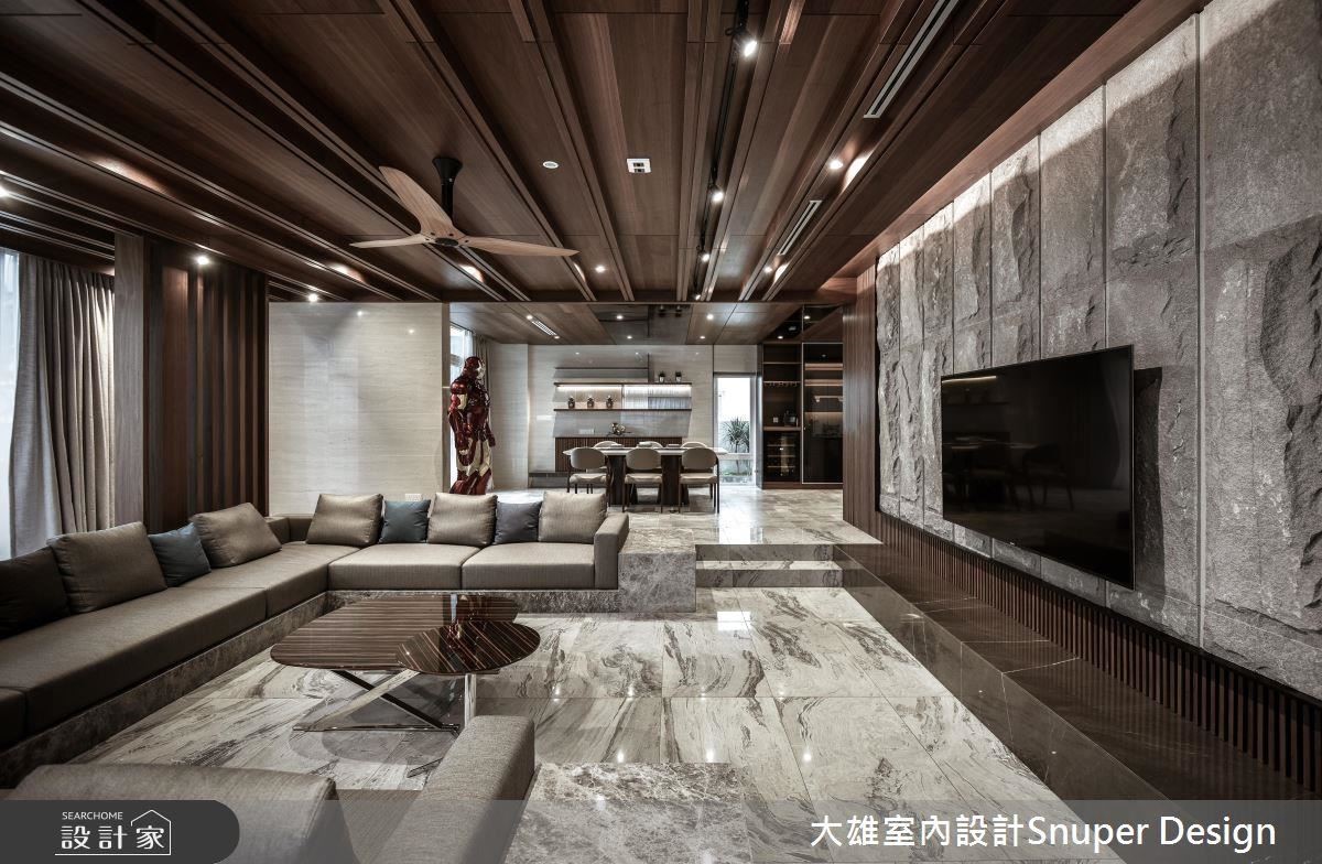 選用不同紋路的各式磁磚搭配木作,在灰階與深木色中以亮面米白洞石牆面豐盈色彩,襯托出沉穩又不失明亮溫暖的氛圍。 選用不同紋路的各式磁磚搭配木作,在灰階與深木色中以亮面米白洞石牆面豐盈色彩,襯托出沉穩又不失明亮溫暖的氛圍。
