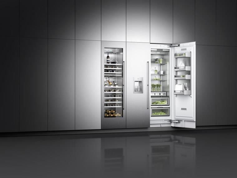 Gaggenau 400系列冰箱外型簡約俐落,內部以及玻璃升降層架皆嵌入LED燈柱,保持內部明亮光線,該系列的冰箱及酒櫃皆配備調節溫度功能,讓存放更加安心。 Gaggenau 400系列冰箱外型簡約俐落,內部以及玻璃升降層架皆嵌入LED燈柱,保持內部明亮光線,該系列的冰箱及酒櫃皆配備調節溫度功能,讓存放更加安心。