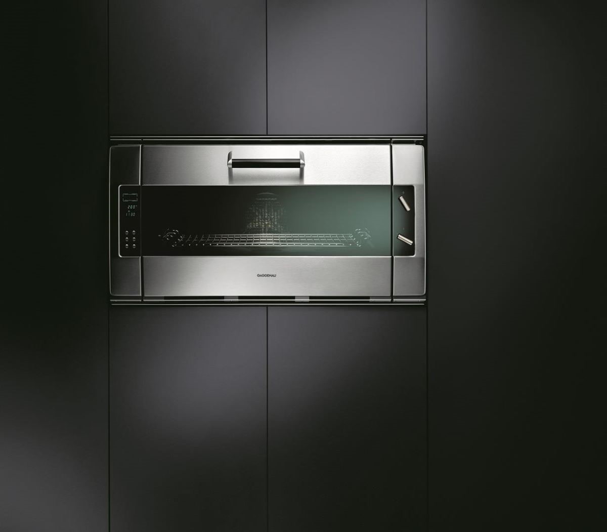 Gaggenau EB388經典烤箱以手工打造,寬達90公分的巨大空間,能處理大份量的食材,備有爐內探針,準確掌握調理溫度。烤箱內更配製電轉烤肉架、烘焙石和高溫分解自清系統。 Gaggenau EB388經典烤箱以手工打造,寬達90公分的巨大空間,能處理大份量的食材,備有爐內探針,準確掌握調理溫度。烤箱內更配製電轉烤肉架、烘焙石和高溫分解自清系統。