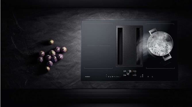智慧溫控感應爐 FlexInduction 搭配 CV 282 配備全新自動整合式抽風系統。FlexInduction 感應爐讓鍋具可任意擺放位置,不同加熱區內的溫度也可調控。可拆式的開關磁性旋鈕,方便徹底清潔,另被控制面板安全鎖及兒童安全鎖,確實保障使用安全。 智慧溫控感應爐 FlexInduction 搭配 CV 282 配備全新自動整合式抽風系統。FlexInduction 感應爐讓鍋具可任意擺放位置,不同加熱區內的溫度也可調控。可拆式的開關磁性旋鈕,方便徹底清潔,另被控制面板安全鎖及兒童安全鎖,確實保障使用安全。