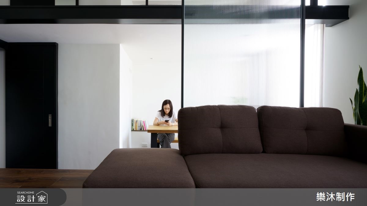 2 個人的 13 坪小居家,設計師在有限坪數內,利用區塊