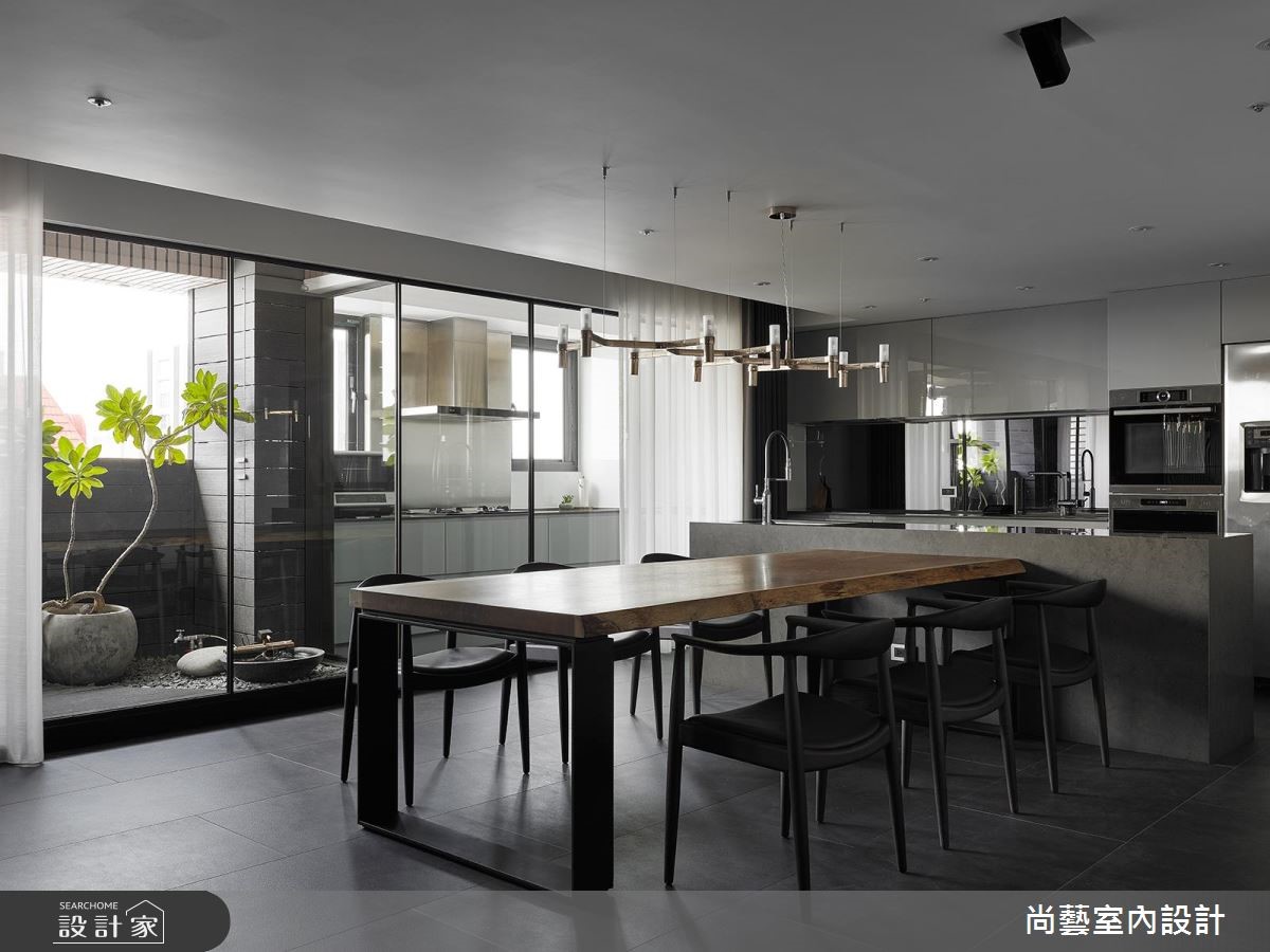65 坪老屋,設計師於空間中強調軸線串聯,並保有光線