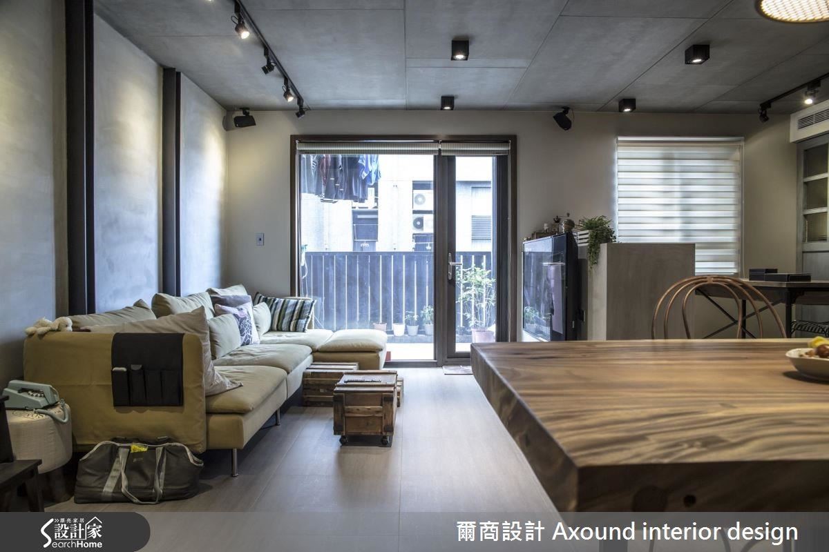 挑高六米,原為樓中樓,後因屋主需求,平鋪客廳天花,