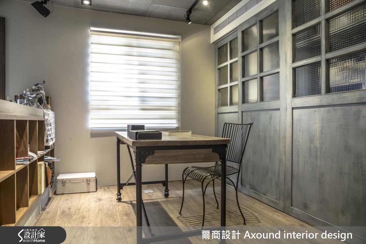 挑高六米,原為樓中樓,後因屋主需求,平鋪客廳天花,