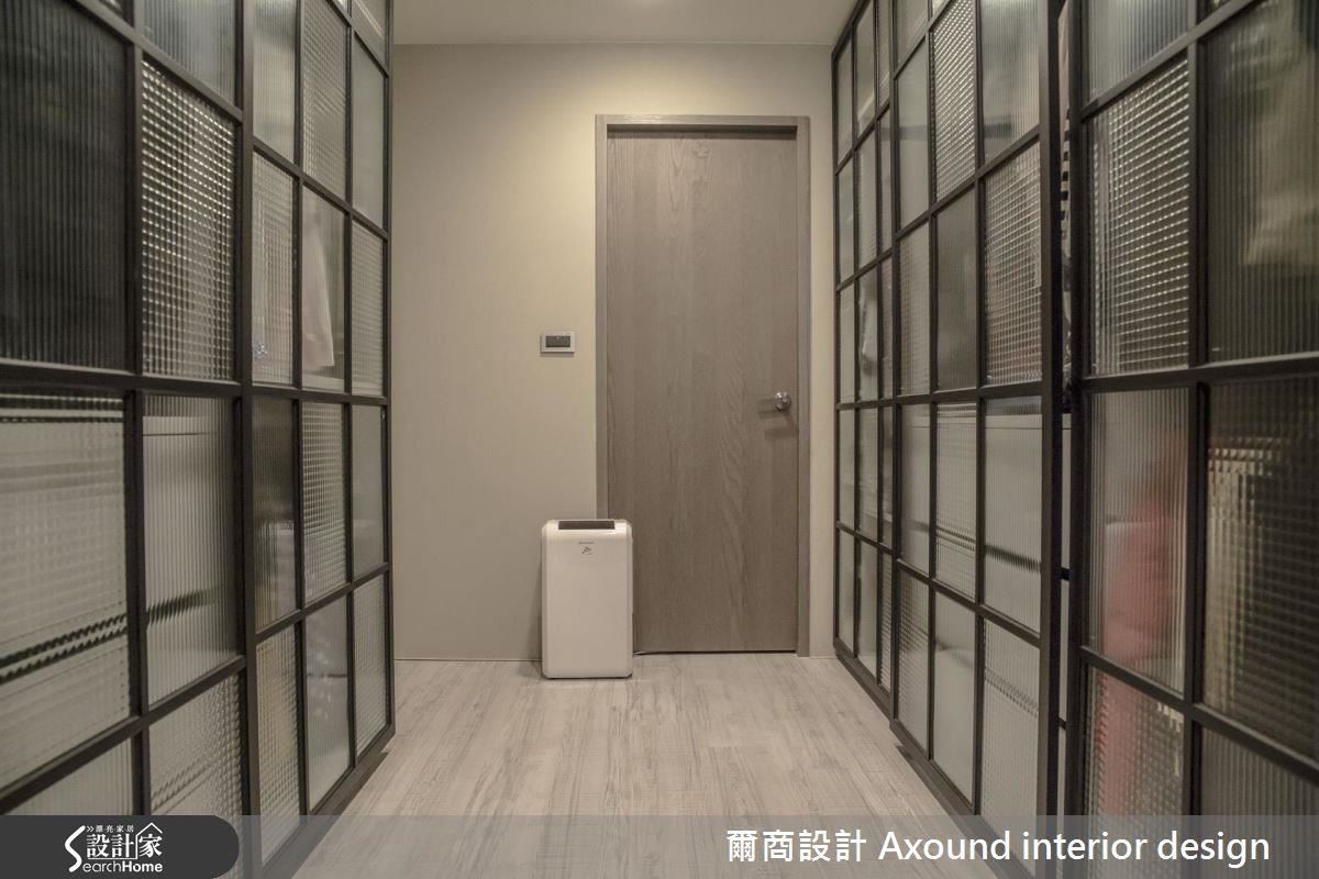挑高六米,原為樓中樓,後因屋主需求,平鋪客廳天花,