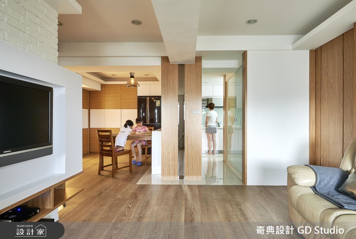 廚房狹窄封閉、廁所較小、房間數不足,是這間 25 坪老