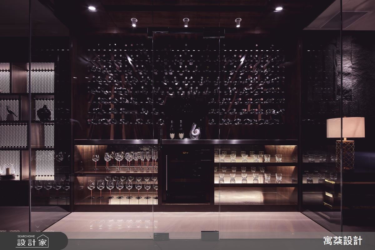 體貼屋主品酌嗜好,規劃酒窖空間,並採上下分層設計提升藏酒品質。 體貼屋主品酌嗜好,規劃酒窖空間,並採上下分層設計提升藏酒品質。