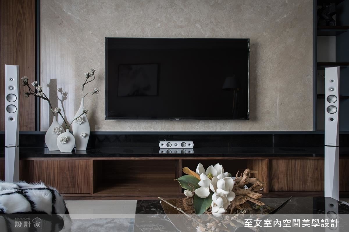 電視牆採用大理石鋪敘,點綴空間裡的質感氣息。 電視牆採用大理石鋪敘,點綴空間裡的質感氣息。