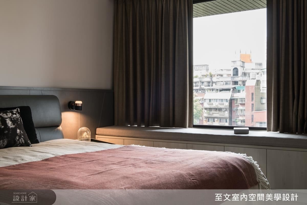 主臥臥榻是屋主獨自閱讀的休憩角落,同時引入窗外陽光,暖化舒眠空間。 主臥臥榻是屋主獨自閱讀的休憩角落,同時引入窗外陽光,暖化舒眠空間。