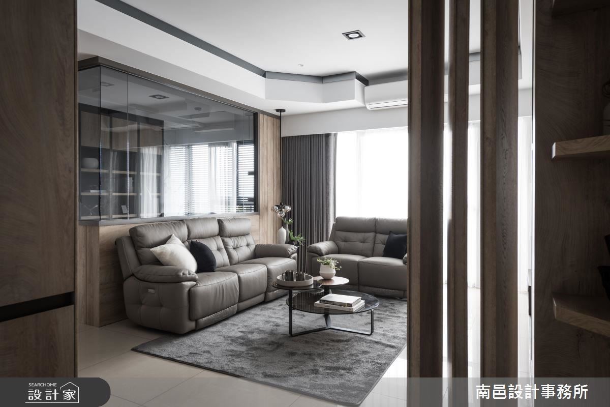 玄關運用格柵製造空間光影變化,並巧妙化解穿堂煞問題。 玄關運用格柵製造空間光影變化,並巧妙化解穿堂煞問題。