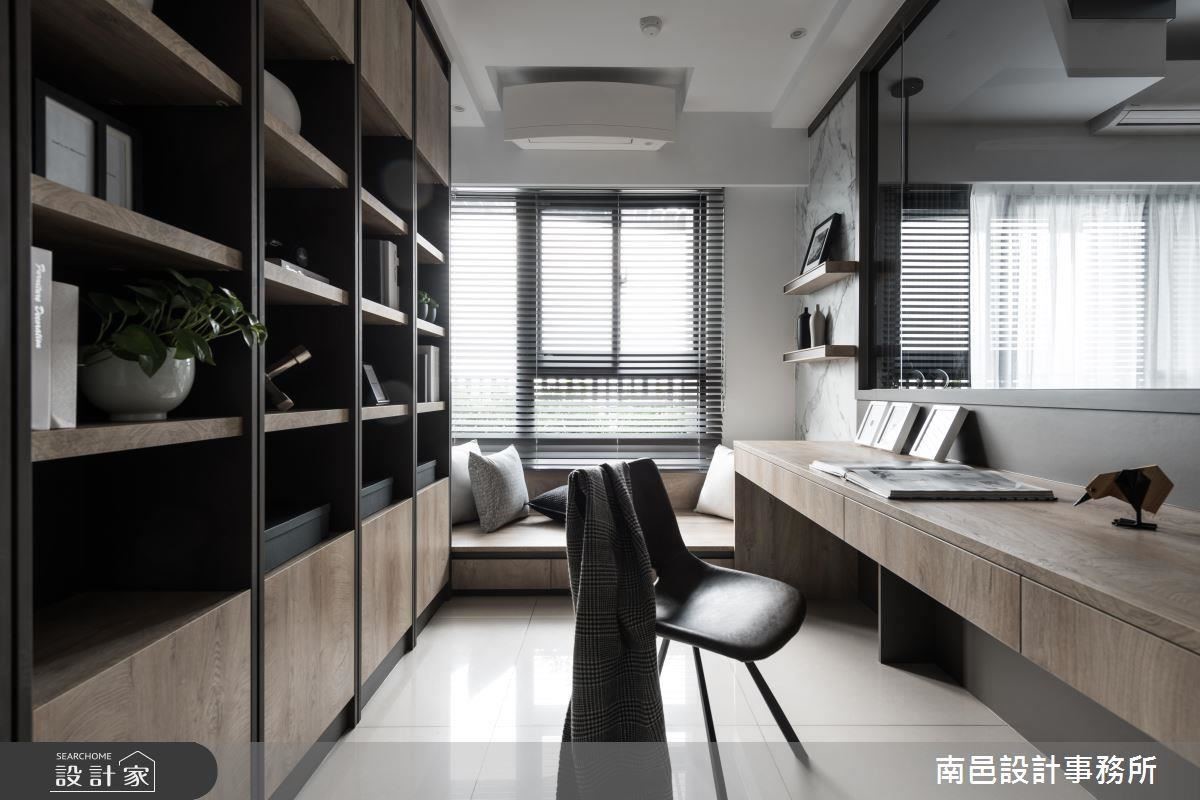 書房設置於沙發背側,以隔間牆開窗設計圍塑閱讀空間,並於窗邊設置臥榻凝聚親子情誼。 書房設置於沙發背側,以隔間牆開窗設計圍塑閱讀空間,並於窗邊設置臥榻凝聚親子情誼。