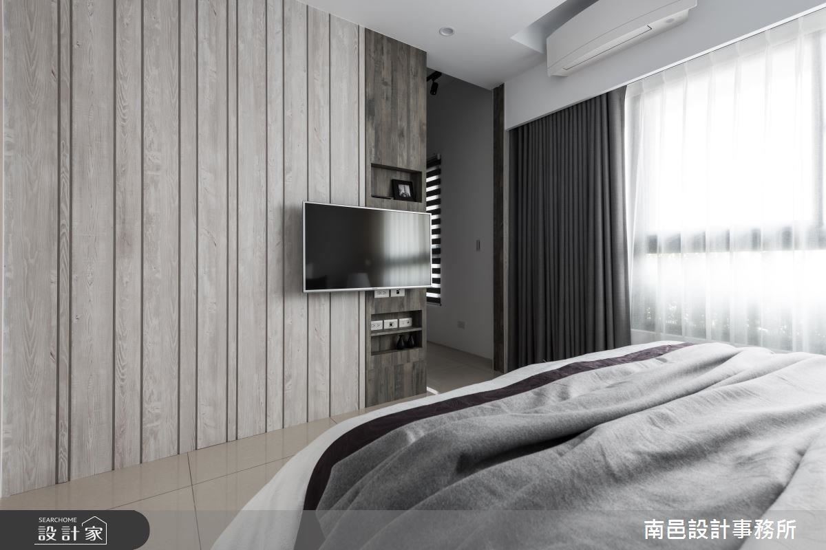 主臥室床頭牆面使用藕灰色調,輕柔舒緩睡眠氛圍,並以異材質搭配電視牆面,呈現豐富視覺層次。 主臥室床頭牆面使用藕灰色調,輕柔舒緩睡眠氛圍,並以異材質搭配電視牆面,呈現豐富視覺層次。